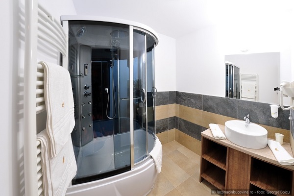 LA CONAC IN BUCOVINA GURA HUMORULUI